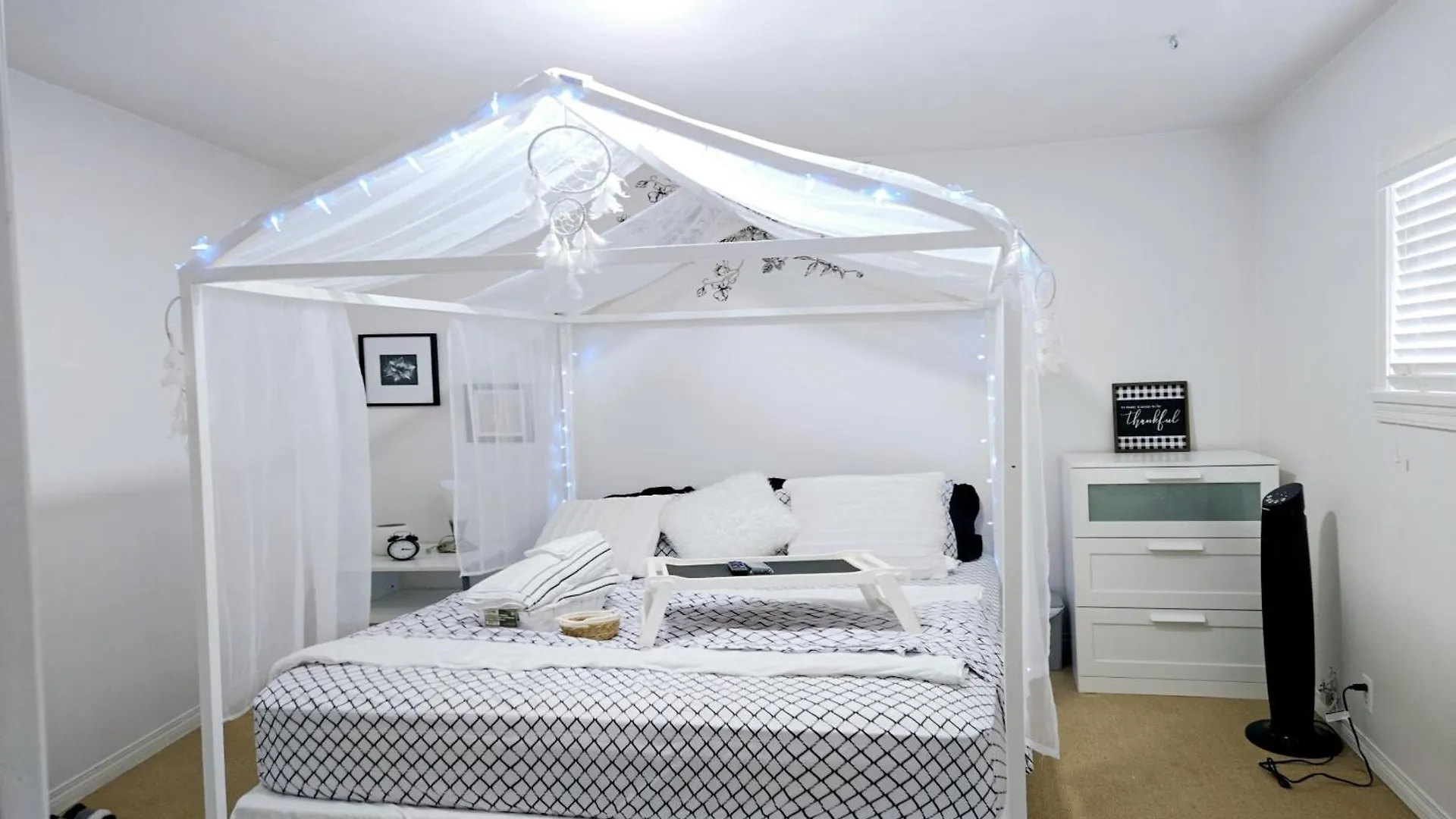 Lovely Cozy Room! With Attached Private Bath In The Heart Of Vancouver! Private Parking & Self Check-In!