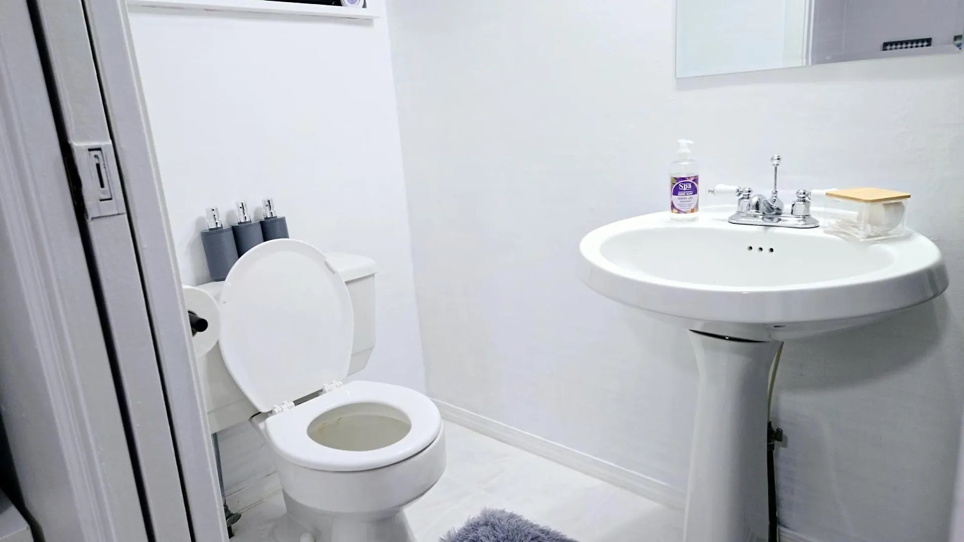 Lovely Cozy Room! With Attached Private Bath In The Heart Of Vancouver! Private Parking & Self Check-In! ホームステイ