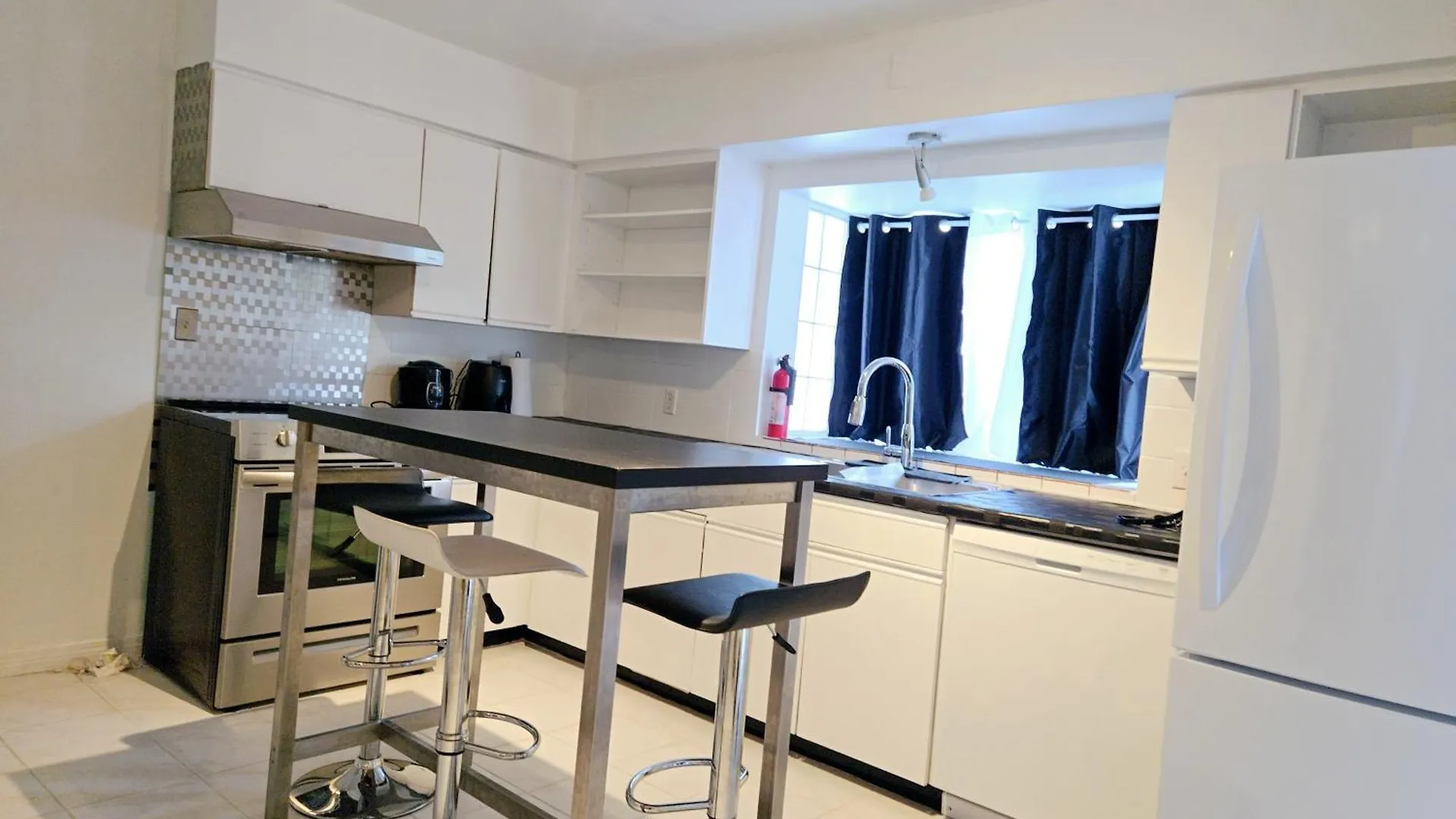 Lovely Cozy Room! With Attached Private Bath In The Heart Of Vancouver! Private Parking & Self Check-In! カナダ