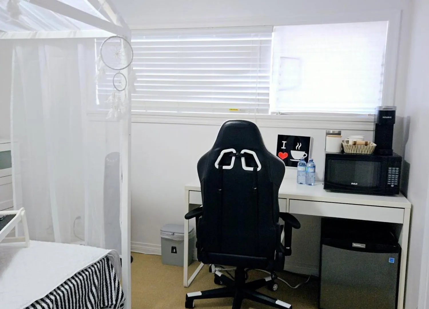 ホームステイ Lovely Cozy Room! With Attached Private Bath In The Heart Of Vancouver! Private Parking & Self Check-In!