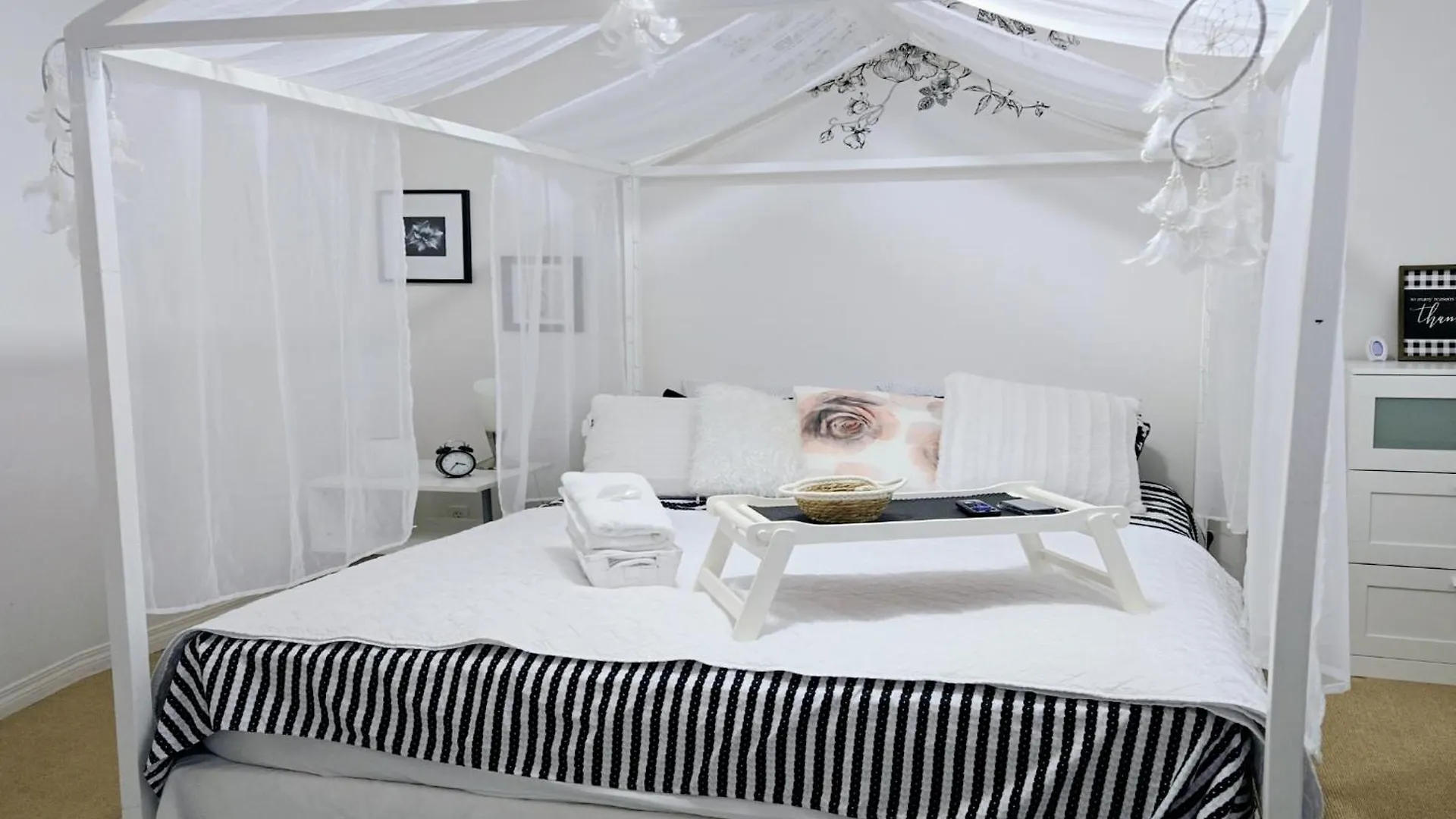 Lovely Cozy Room! With Attached Private Bath In The Heart Of Vancouver! Private Parking & Self Check-In! バンクーバー
