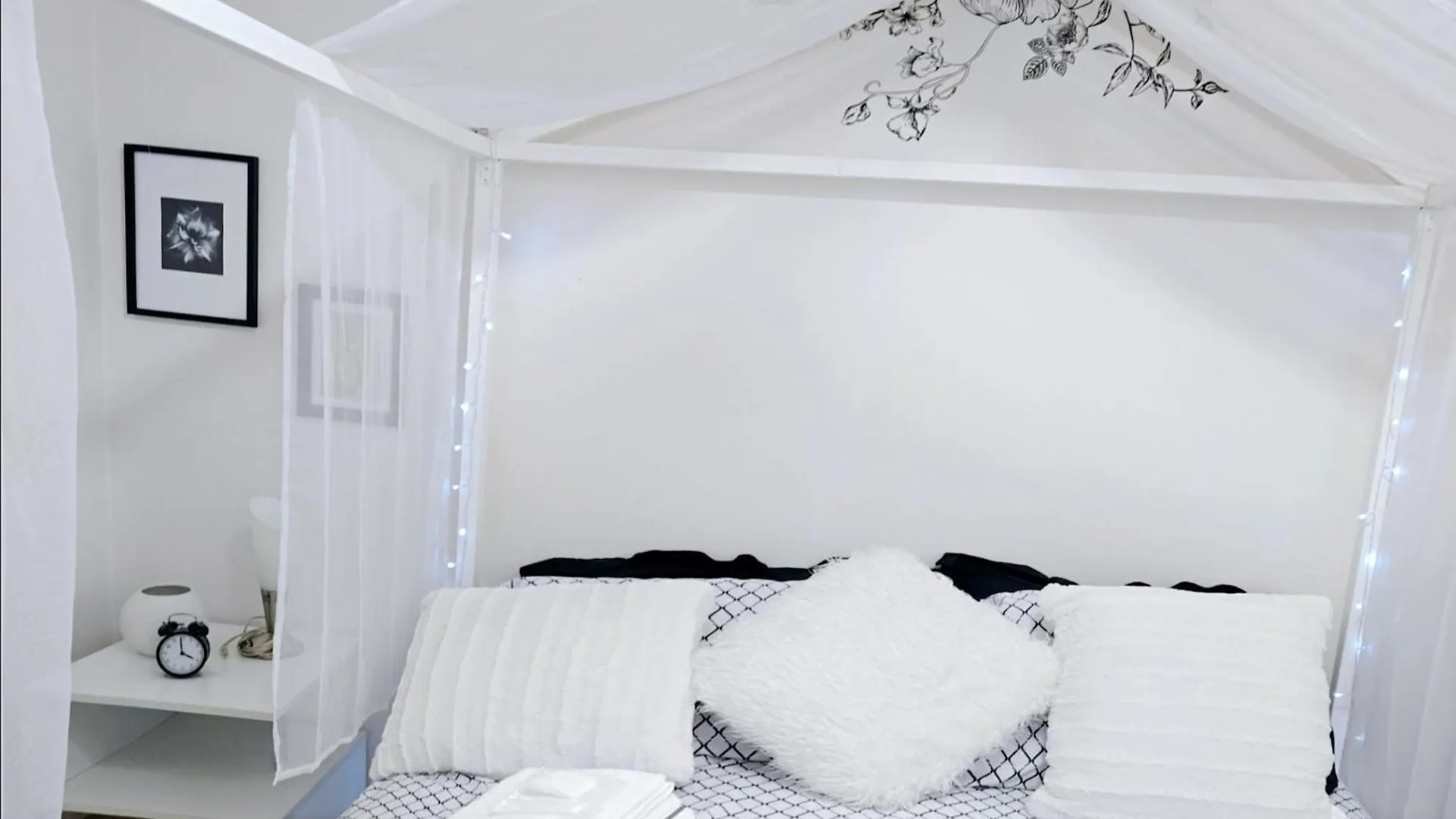 Lovely Cozy Room! With Attached Private Bath In The Heart Of Vancouver! Private Parking & Self Check-In!