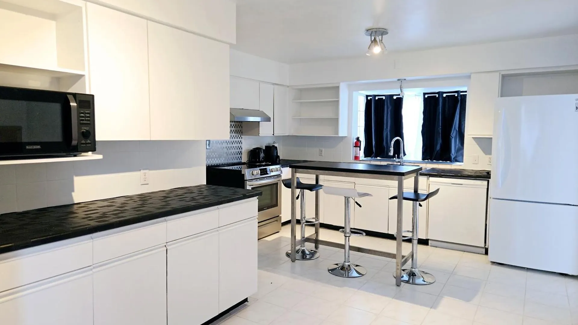 Lovely Cozy Room! With Attached Private Bath In The Heart Of Vancouver! Private Parking & Self Check-In! Pansiyon Vancouver